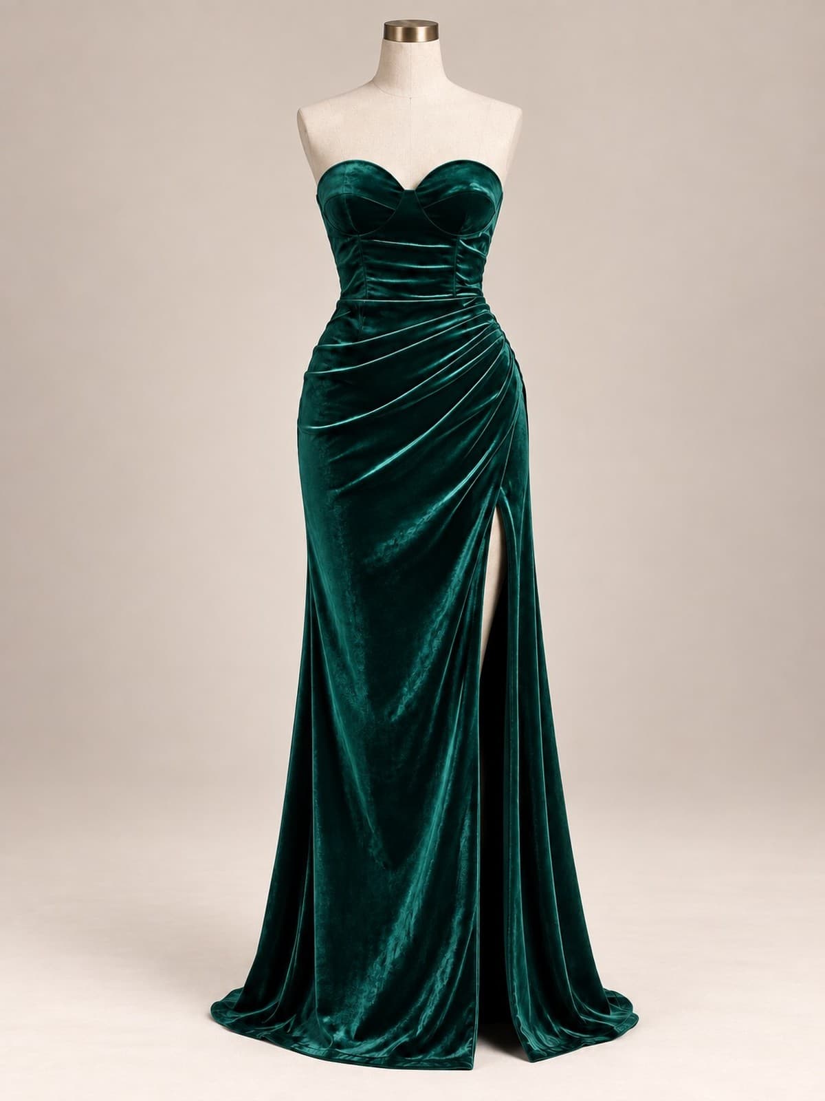 Vestido de festa Jade: veludo verde-esmeralda, corpete tomara-que-caia com decote coração, cintura franzida, silhueta sereia e fenda alta, em manequim de ateliê.