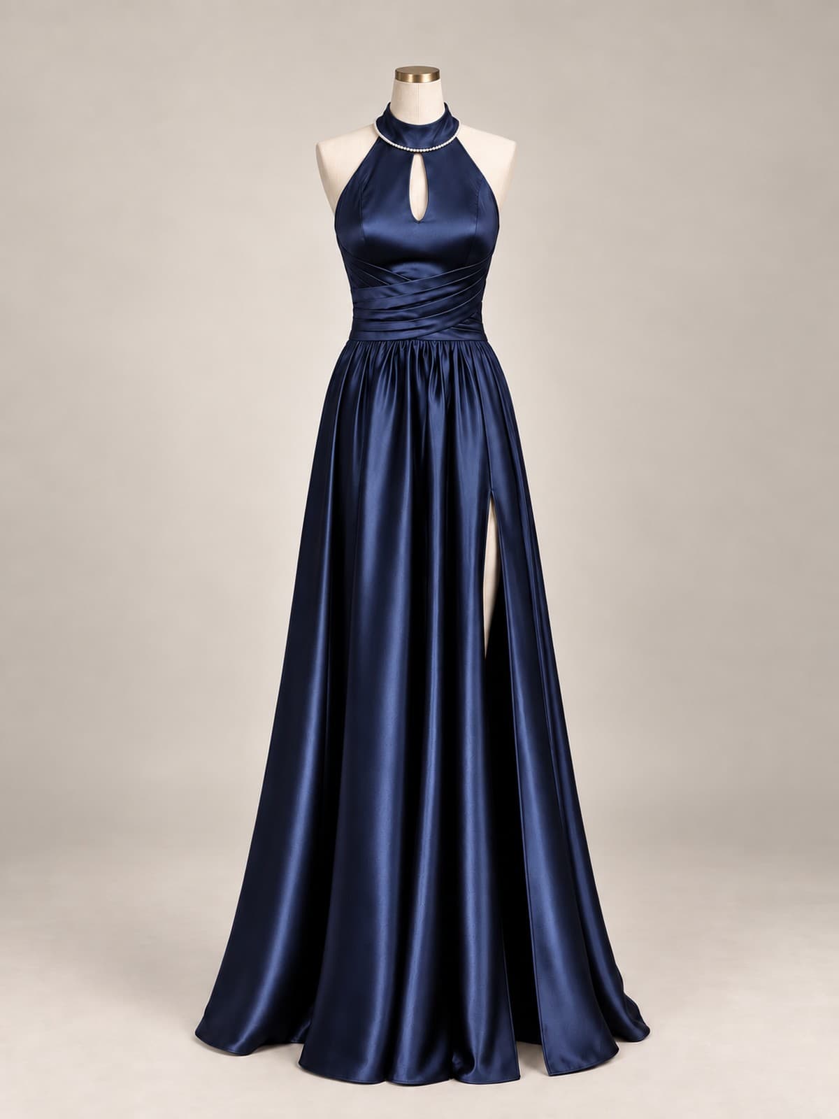 Vestido de festa Maré: cetim azul-marinho, decote halter com gola de pérolas, cintura drapeada e fenda lateral, em manequim de ateliê.